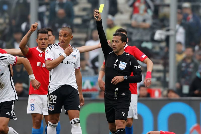 fue cuestionado por sus decisiones en el clásico entre Colo Colo y la UC (Foto: Aton)