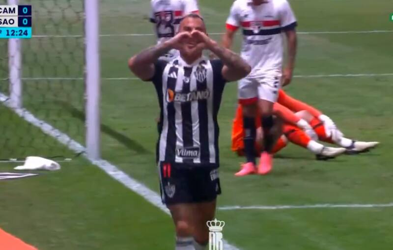 anota con la camiseta de Atlético Mineiro en Brasil.