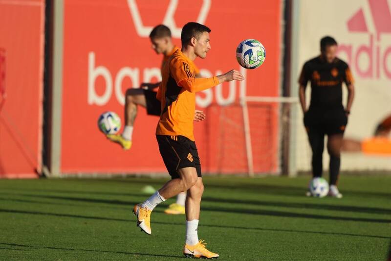 Charles Aránguiz en un entrenamiento en el Inter de Porto Alegre.