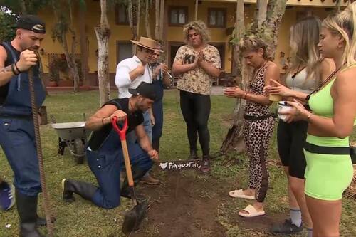Así fue la ceremonia fúnebre de Pingostini, el gallo de "Tierra Brava".
