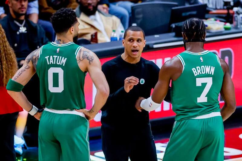 Joe Mazzulla junto a dos de sus figuras, Jayson Tatum y Jaylen Brown. Foto: EFE.