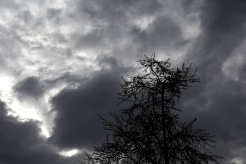 DMC emite aviso por tormentas eléctricas en cuatro regiones de Chile para este jueves