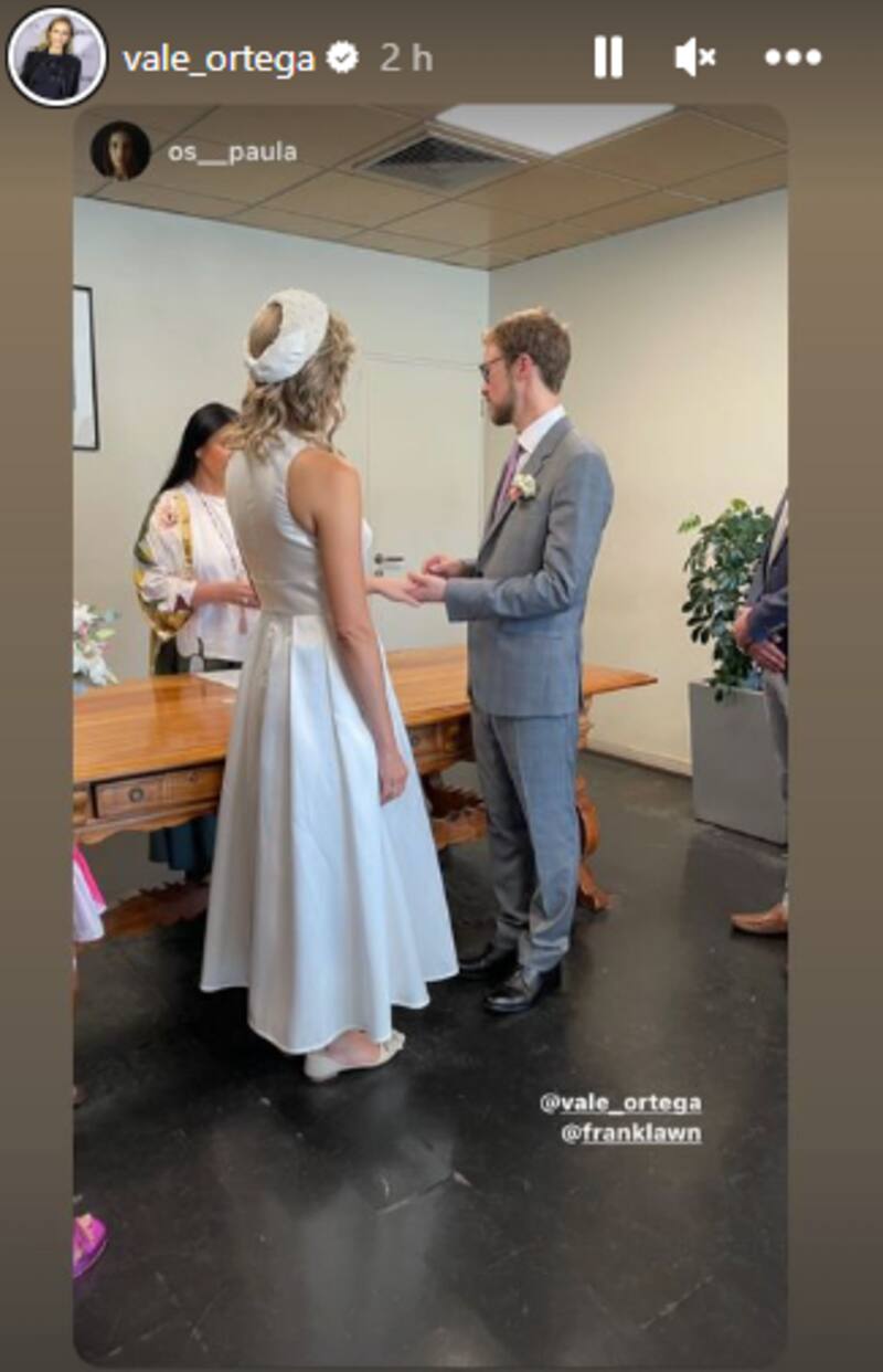 Junto a su ahora esposo, Jonathan Lawn / Instagram