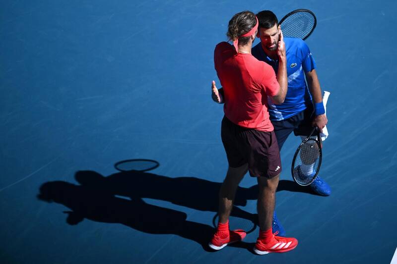 Alexander Zverev abraza a Novak Djokovic tras su decisión de abandonar el duelo de semifinales en el Australian Open.