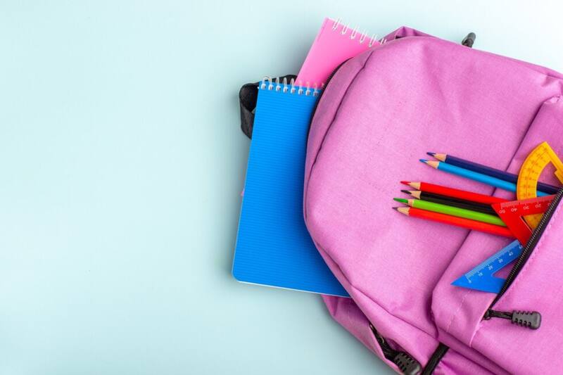 ofrece un 30% de descuento en mochilas.