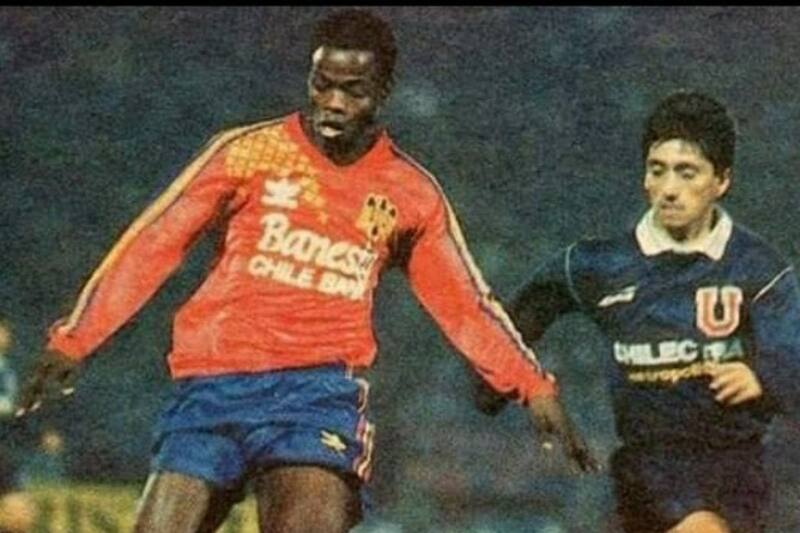 El panameño en su época de jugador de Unión Española, enfrentando a Cristián Relojito Romero, de la U.