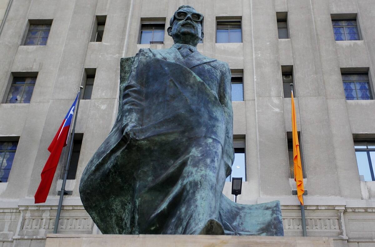 "#RetirenLaEstatuaDeAllende": La tendencia en Twitter tras la remoción del monumento a Baquedano