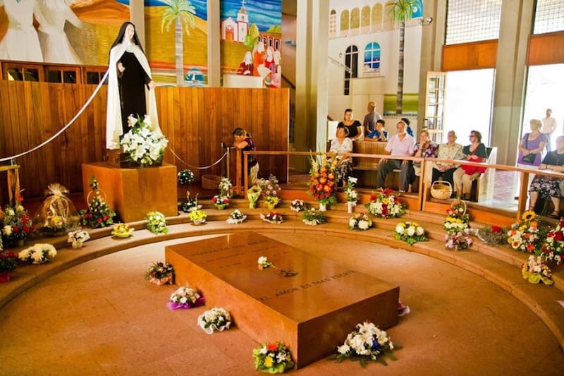 Esta es la tumba de la primera santa chilena, la cual indica en su cajón que "El amor es más fuerte". Foto: iglesia.cl