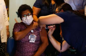 Sondeo: 51,4% de los chilenos no confían en vacuna china de Sinovac