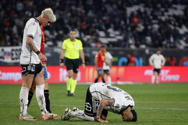 Arturo Vidal salió lesionado en los minutos finales del compromiso ante UE. Foto: Aton.