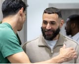 VIDEO | Recibido con flores por los jeques: así llegó Karim Benzema a Al Hilal