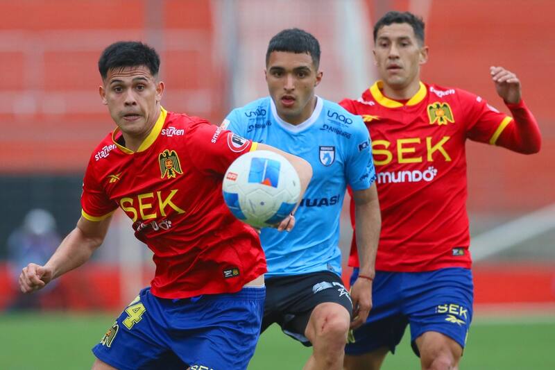 En los escritorios de los abogados se juegan la última opción de mantenerse en Primera, pese a haber descendido deportivamente. Foto: Agencia Aton.