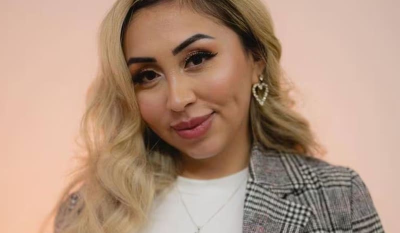 y su dura infancia en medio de la violencia y pobreza.