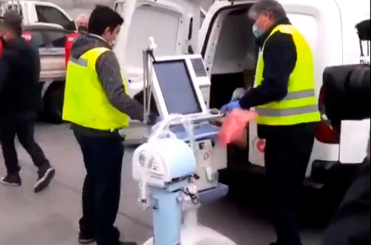 Trabajadores del aeropuerto acusan montaje de Mañalich por llegada de equipamiento