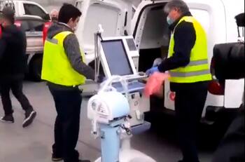 Trabajadores del aeropuerto acusan montaje de Mañalich por llegada de equipamiento