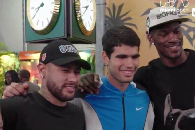 Carlos Alcaraz recibió a Neymar Jr. y Jimmy Butler durante la jornada de lunes en el torneo norteamericano.