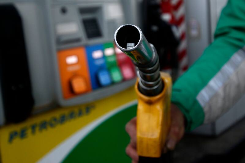 Revisa cuáles son los 8 convenios que te permitirán comprar la bencina a un valor más bajo. Foto: ATON.