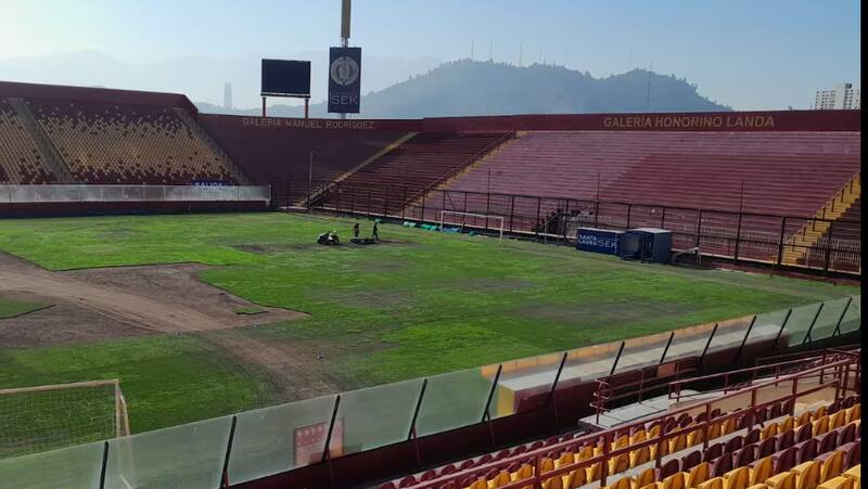 El pésimo estado del césped del recinto de Unión Española.