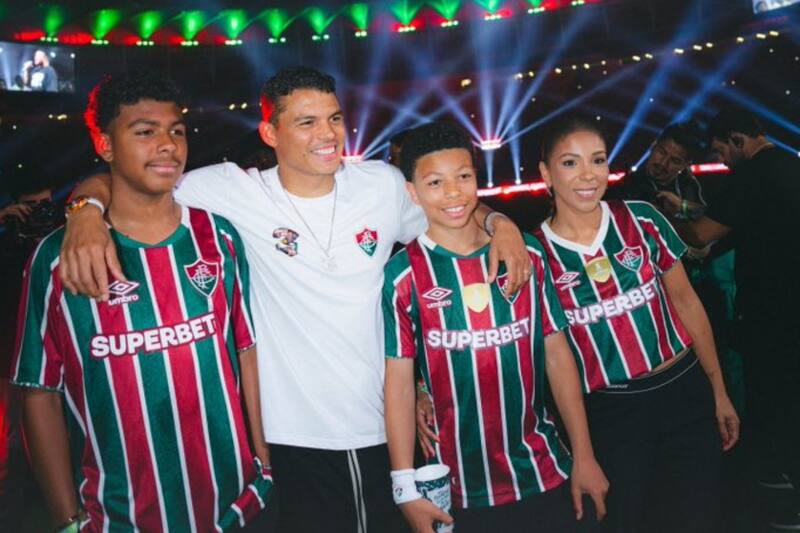 regresó a Brasil para vestir la camiseta de Fluminense.