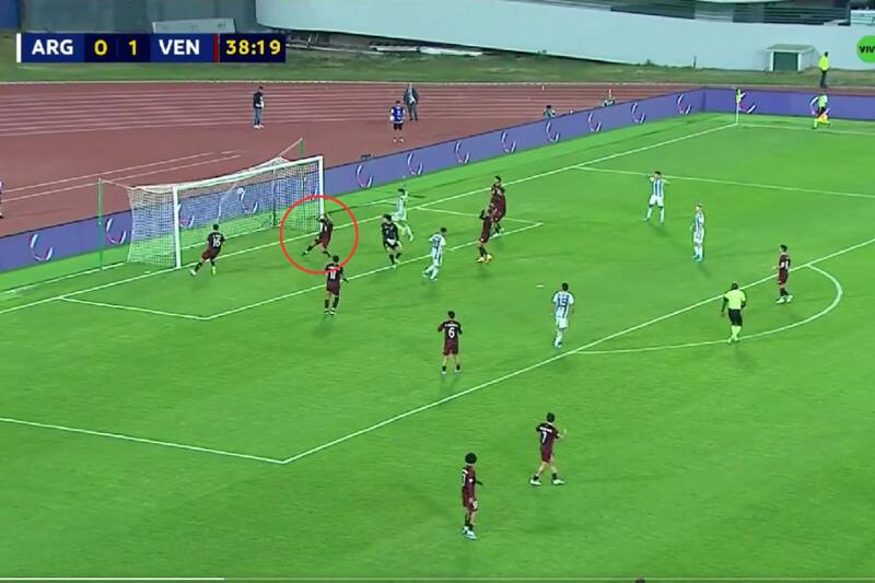 El momento del autogol de Carlos Vivas para el empate momentáneo de la albiceleste.