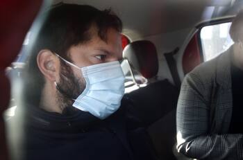 VIDEO: Gabriel Boric fue golpeado por un preso del estallido social al interior de Santiago 1