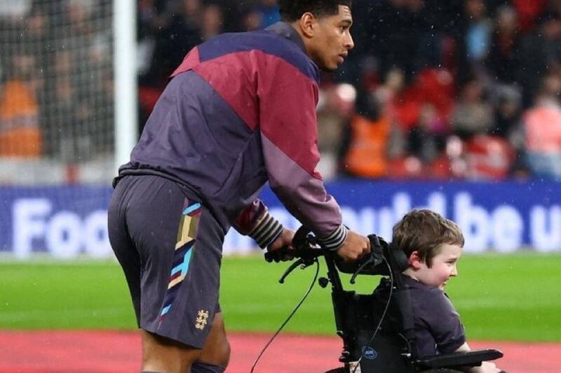 tuvo un destacado gesto con un niño en el Inglaterra vs Bélgica.