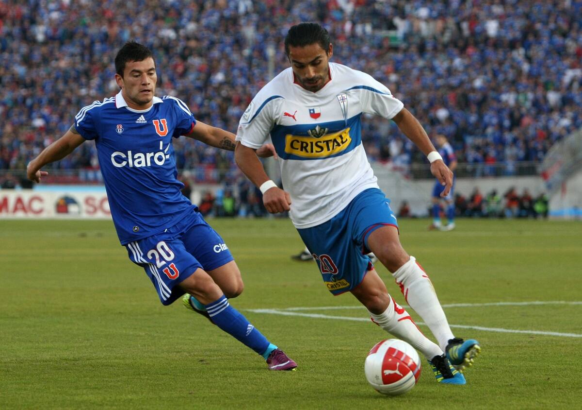 FUTBOL, U. CATOLICA VS U. DE CHILE
FINAL, PARTIDO DE VUELTA, APERTURA 2011.
EL JUGADOR DE UNIVERSIDAD DE CHILE CHARLES ARANGUIZ, IZQUIERDA, DISPUTA EL BALON CON JUAN ELUCHANS DE UNIVERSIDAD CATOLICA DURANTE EL PARTIDO JUGADO EN EL ESTADIO NACIONAL.
12/06/2011
SANTIAGO, CHILE
FERNANDO NAHUEL/PHOTOSPORT
SOCCER, U. CATOLICA VS U. DE CHILE
FINAL RAOUND, SECOND GAME, APERTURE CHAMPIONSHIP 2011
UNIVERSIDAD DE CHILE'S CHARLES ARANGUIZ, LEFT, BATTLES FOR THE BALL AGAINST UNIVERSIDAD CATOLICA'S JUAN ELUCHANS DURING THEIR FIRST DIVISION SOCCER MATCH AT NATIONAL STADIUM IN SANTIAGO, CHILE.
12/06/2011
FERNANDO NAHUEL/PHOTOSPORT