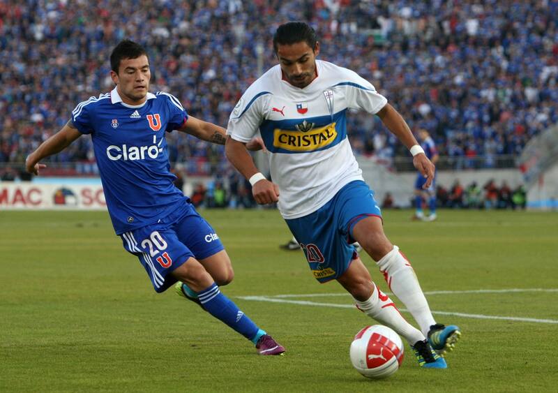 FUTBOL, U. CATOLICA VS U. DE CHILE
FINAL, PARTIDO DE VUELTA, APERTURA 2011.
EL JUGADOR DE UNIVERSIDAD DE CHILE CHARLES ARANGUIZ, IZQUIERDA, DISPUTA EL BALON CON JUAN ELUCHANS DE UNIVERSIDAD CATOLICA DURANTE EL PARTIDO JUGADO EN EL ESTADIO NACIONAL.
12/06/2011
SANTIAGO, CHILE
FERNANDO NAHUEL/PHOTOSPORT
SOCCER, U. CATOLICA VS U. DE CHILE 
FINAL RAOUND, SECOND GAME, APERTURE CHAMPIONSHIP 2011
UNIVERSIDAD DE CHILE'S CHARLES ARANGUIZ, LEFT, BATTLES FOR THE BALL AGAINST UNIVERSIDAD CATOLICA'S JUAN ELUCHANS DURING THEIR FIRST DIVISION SOCCER MATCH AT NATIONAL STADIUM IN SANTIAGO, CHILE.
12/06/2011
FERNANDO NAHUEL/PHOTOSPORT