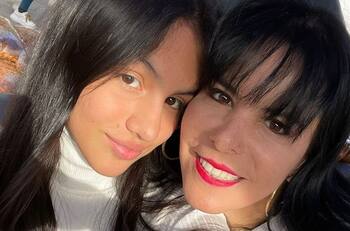 Tranquila en la polémica: Anita Alvarado despidió a su hija, Francisca Ojeda, en el inicio de su gira de estudio