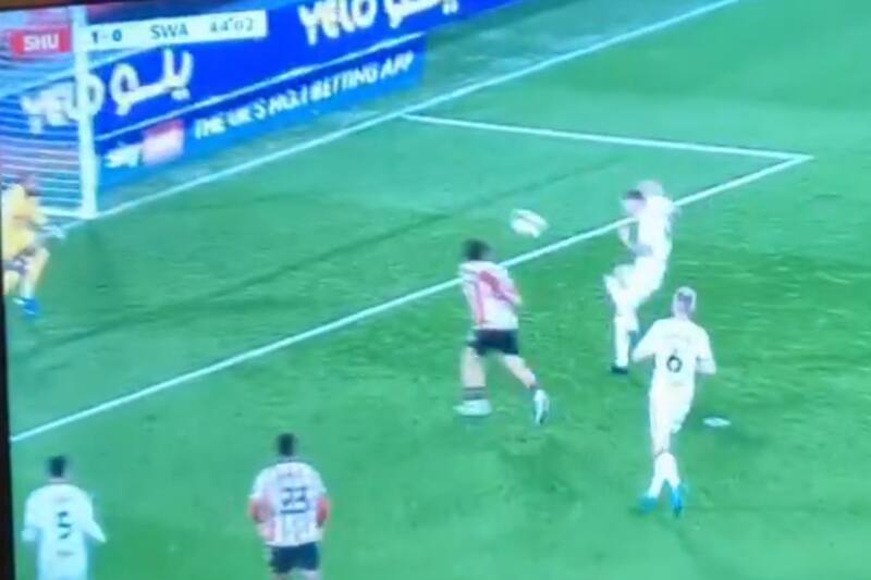 sufrió con el insólito autogol de un compañero en la Championship.