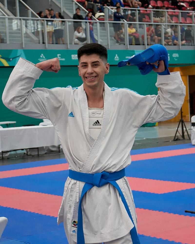Es campeón Panamericano de Karate.