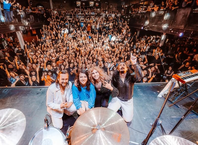 Es la banda de Danilo Olmos, el imitador de Robert Plant.