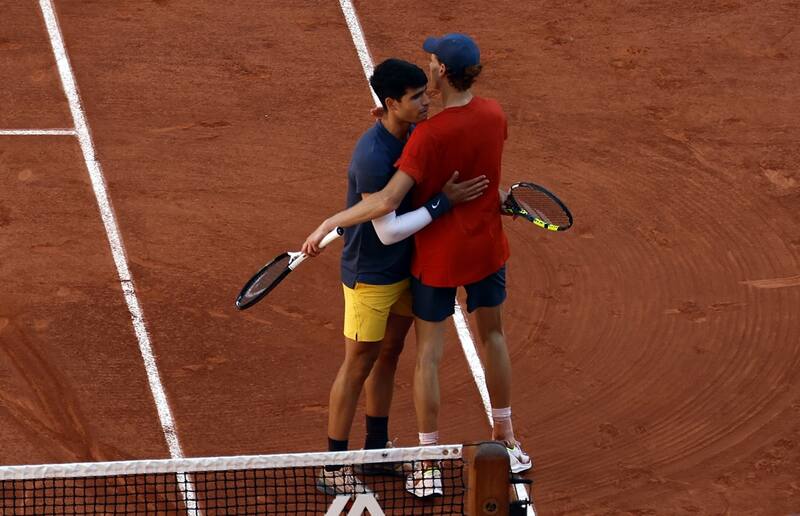 Carlos Alcaraz y Jannik Sinner terminaron con un abrazo las 4 horas y 9 minutos de lucha. (Foto: EFE)
