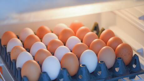 ¿Cuánto tiempo duran los huevos almacenados en el refrigerador?