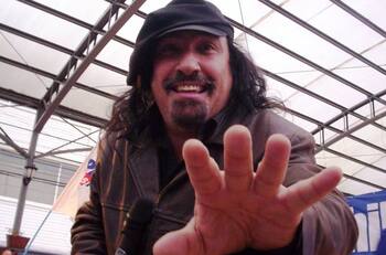 “70 años y hay para rato”: Negro Piñera regresa a los escenarios en el restobar de Yuhui Lee