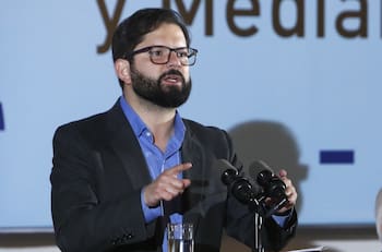 VIDEO | Presidente Boric responde a hombre que lo emplazó por nueva Constitución