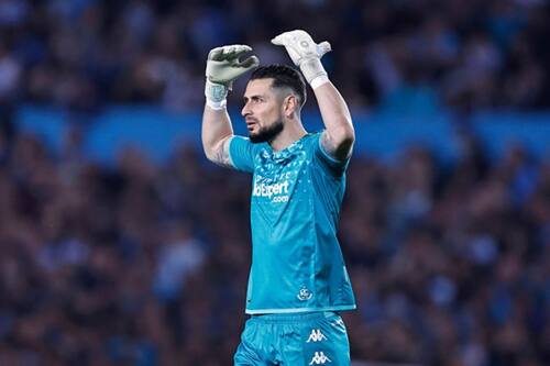 El seleccionado chileno se convirtió en la gran figura del cuadro argentino en la zona defensiva.