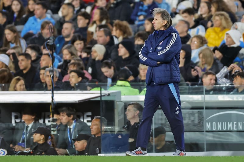 dirigiendo contra Argentina. Foto: EFE.