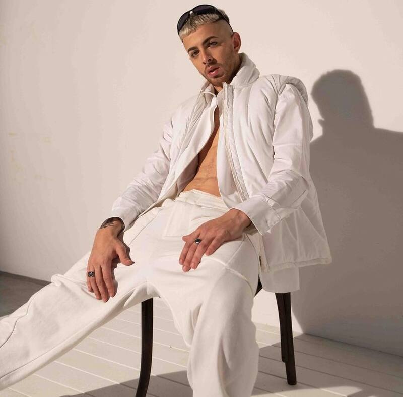 J Rei comenzó su carrera artística a los 10 años.