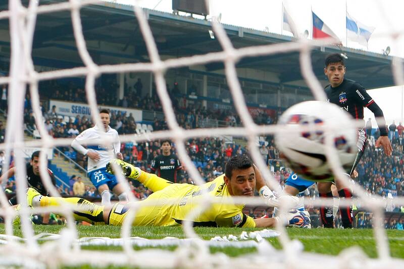 El gol de Roberto Gutiérrez que le dio la victoria a la UC sobre Colo Colo en 2015. Foto: Aton.