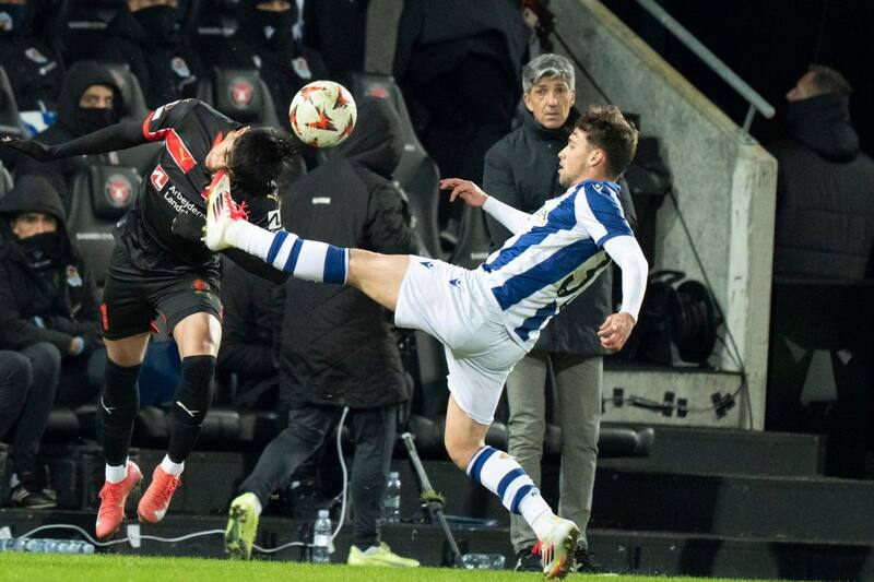 disputa la pelota ante Jon Baldá, de la Real Sociedad, en el partido de ida jugado la semana pasada en Dinamarca. Foto: EFE.