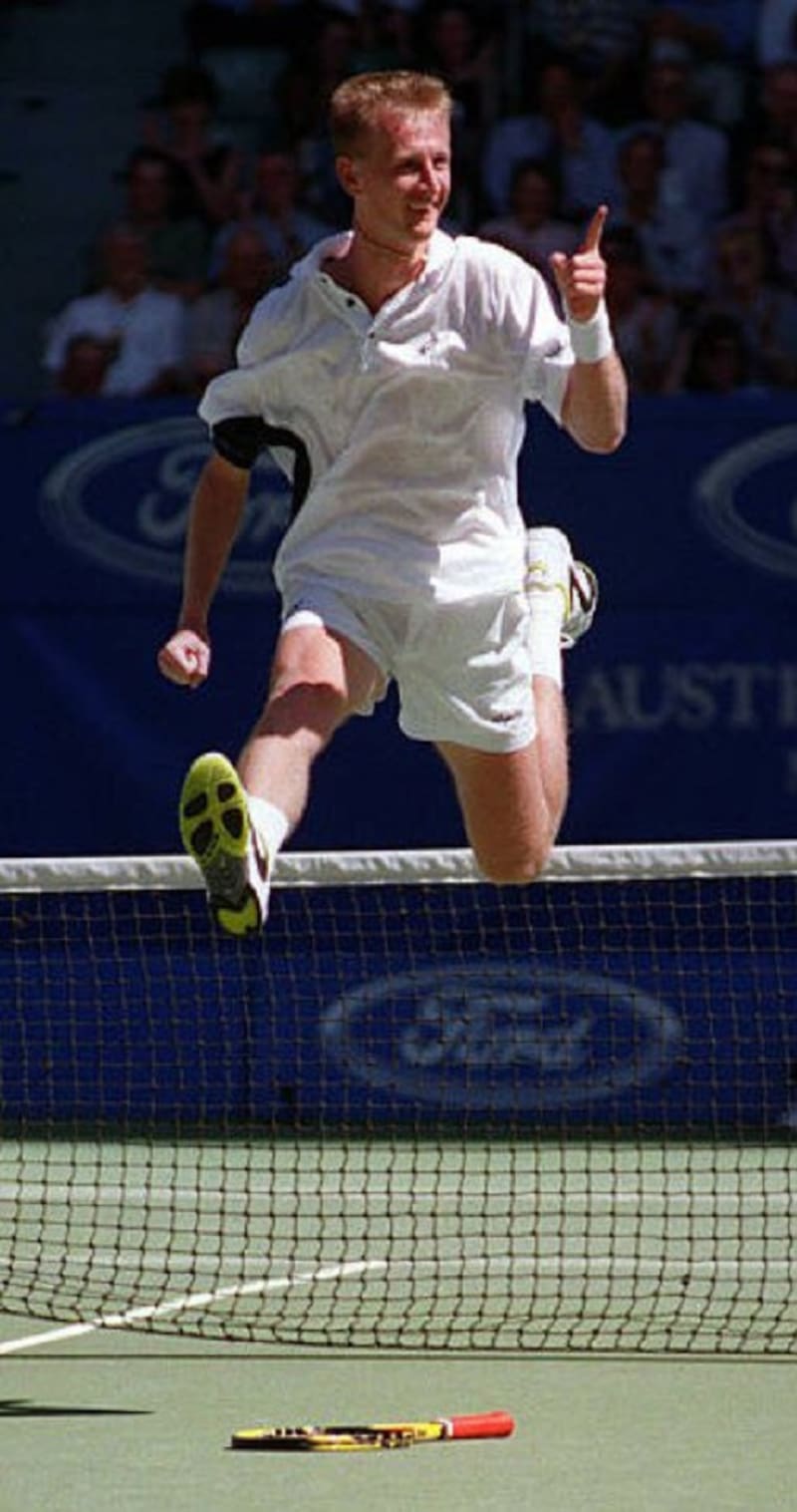 Y su clásica celebración, haciendo "tijeras" en el aire.