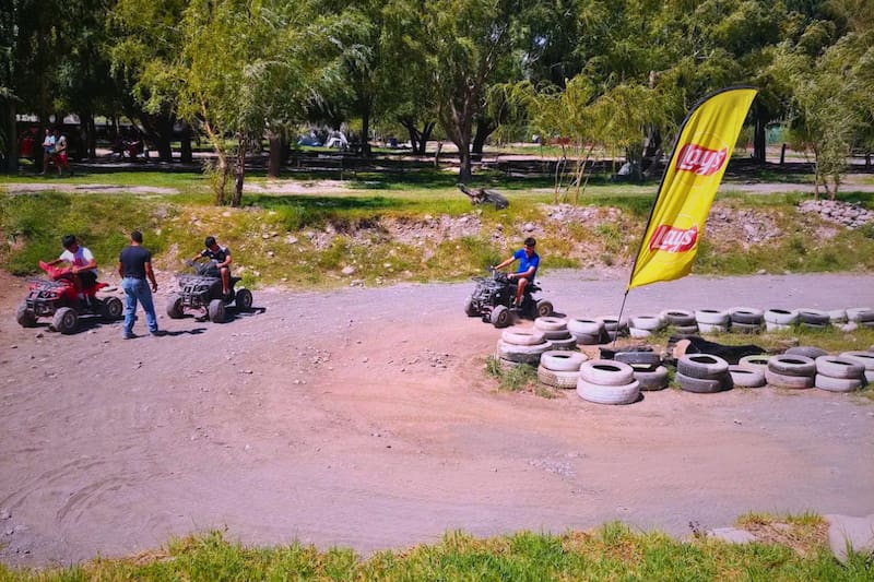Donde incluso te toparás con actividades como andar en cuatrimoto. Créditos: Google Maps.