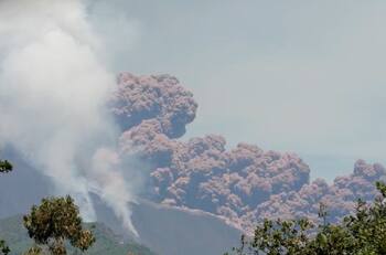 Impactante: así fue el momento en que se desprendió parte del cráter del volcán Etna