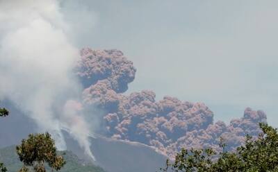 Impactante: así fue el momento en que se desprendió parte del cráter del volcán Etna