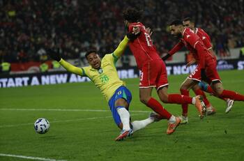 Brasil hace el ridículo en Túnez: les gritaron “ole” y fallaron un penal insólito