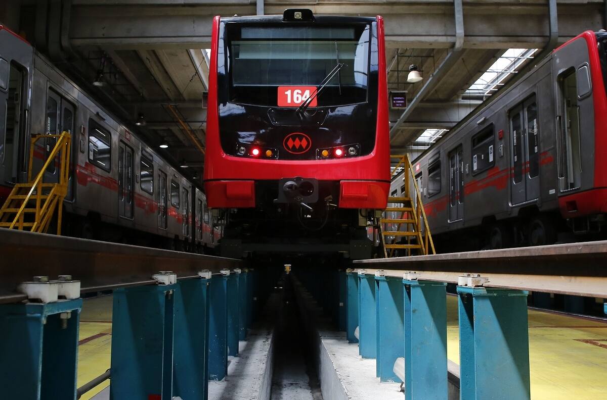 Metro de Santiago deberá pagar multa de más de 1.000 millones por irregularidades en dos de sus lineas
