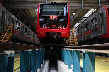 Metro de Santiago deberá pagar multa de más de 1.000 millones por irregularidades en dos de sus lineas
