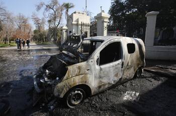 VIDEO | Incendio en Buin termina con tres autos destruidos y dos casas afectadas
