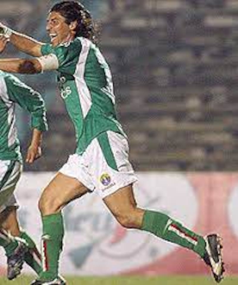 Juan González celebrando un gol con la camiseta de Audax Italiano.